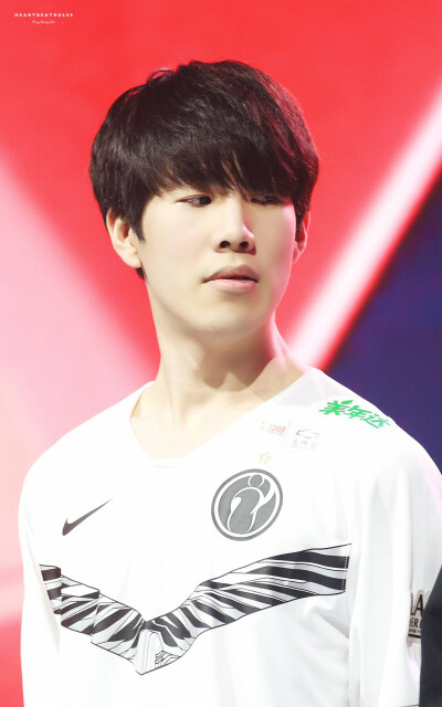 百家乐“寻牌术”：解析由于物理瑕疵导致纸牌背面花纹可识别的边缘获利法。（揭秘百家乐“边缘排序”：因牌背物理瑕疵可辨识而获取优势的技巧解析）