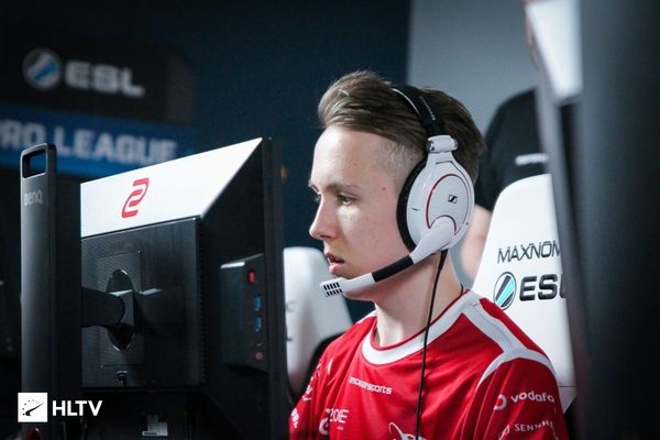 今日16：45 LPL季后赛 LNG vs TES LNG：硬熊瞪场!!! TES：前进